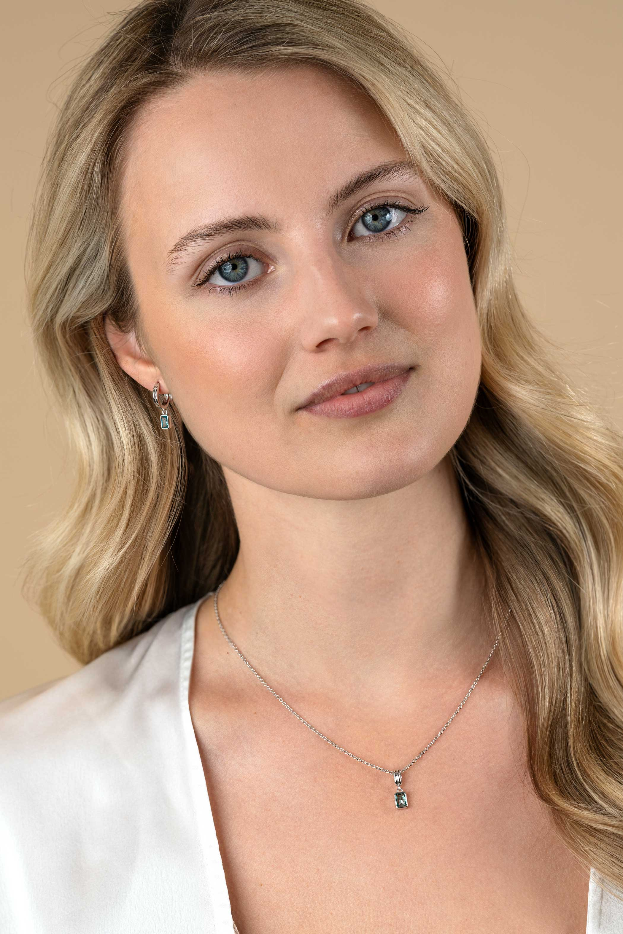 11mm ZINZI silver hoops with dangling rectangular pendants set with petrol blue stones ZIO2614