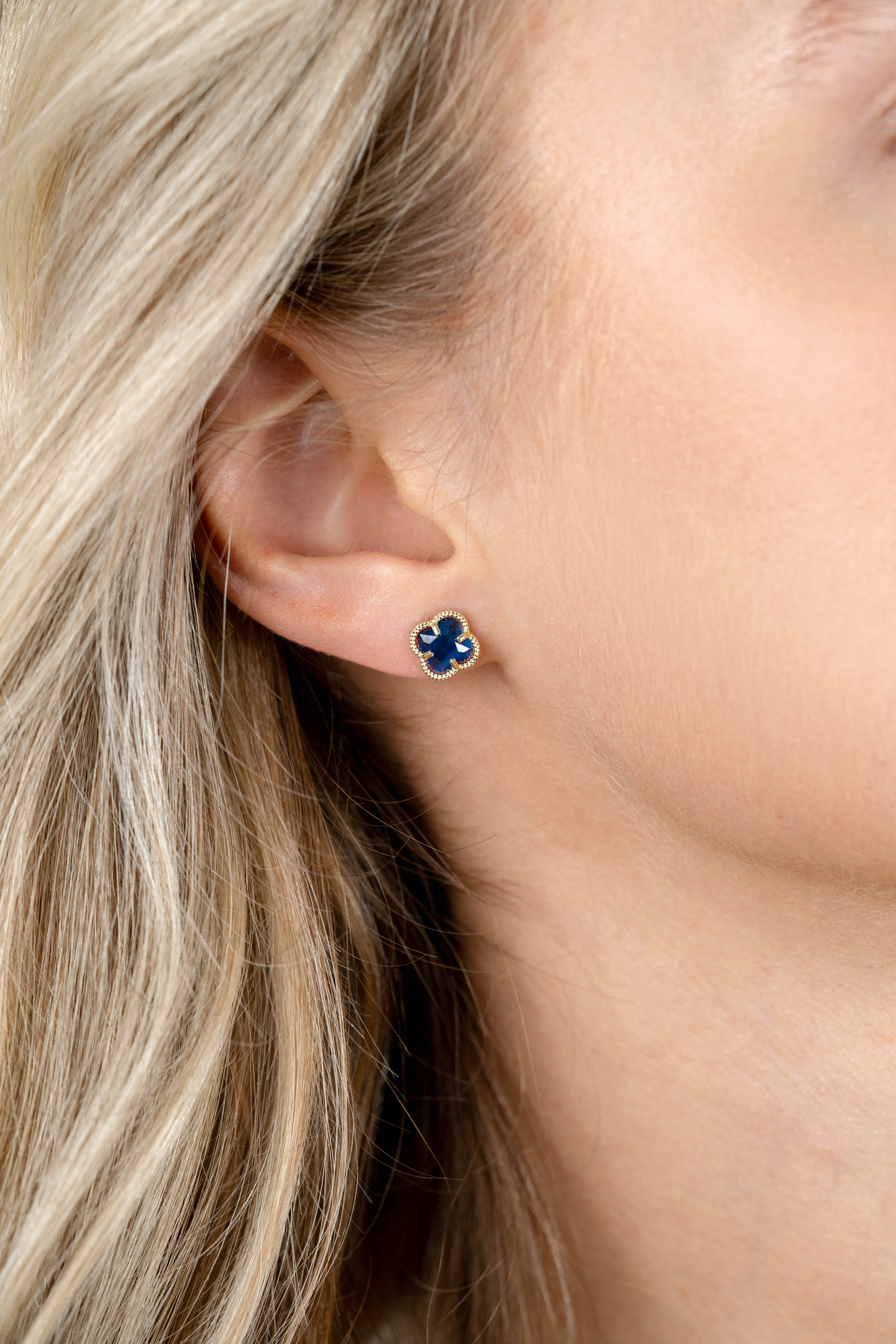 9mm ZINZI gold plated silver stud earrings in clover shape with dark blue gemstone ZIO2662DB