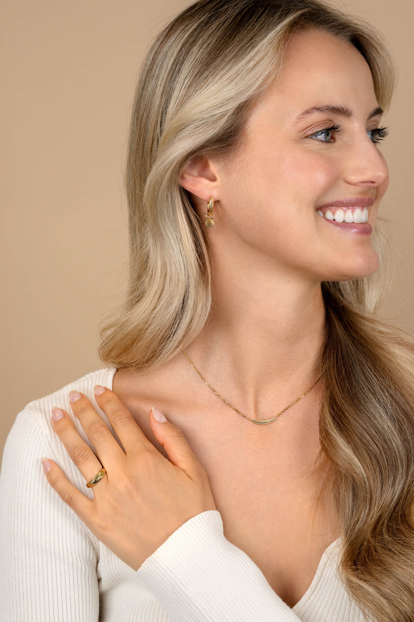 ZINZI gold plated silver link chain with large feather. The feather symbolises spreading your wings and freedom. 40-45cm ZIC2644G