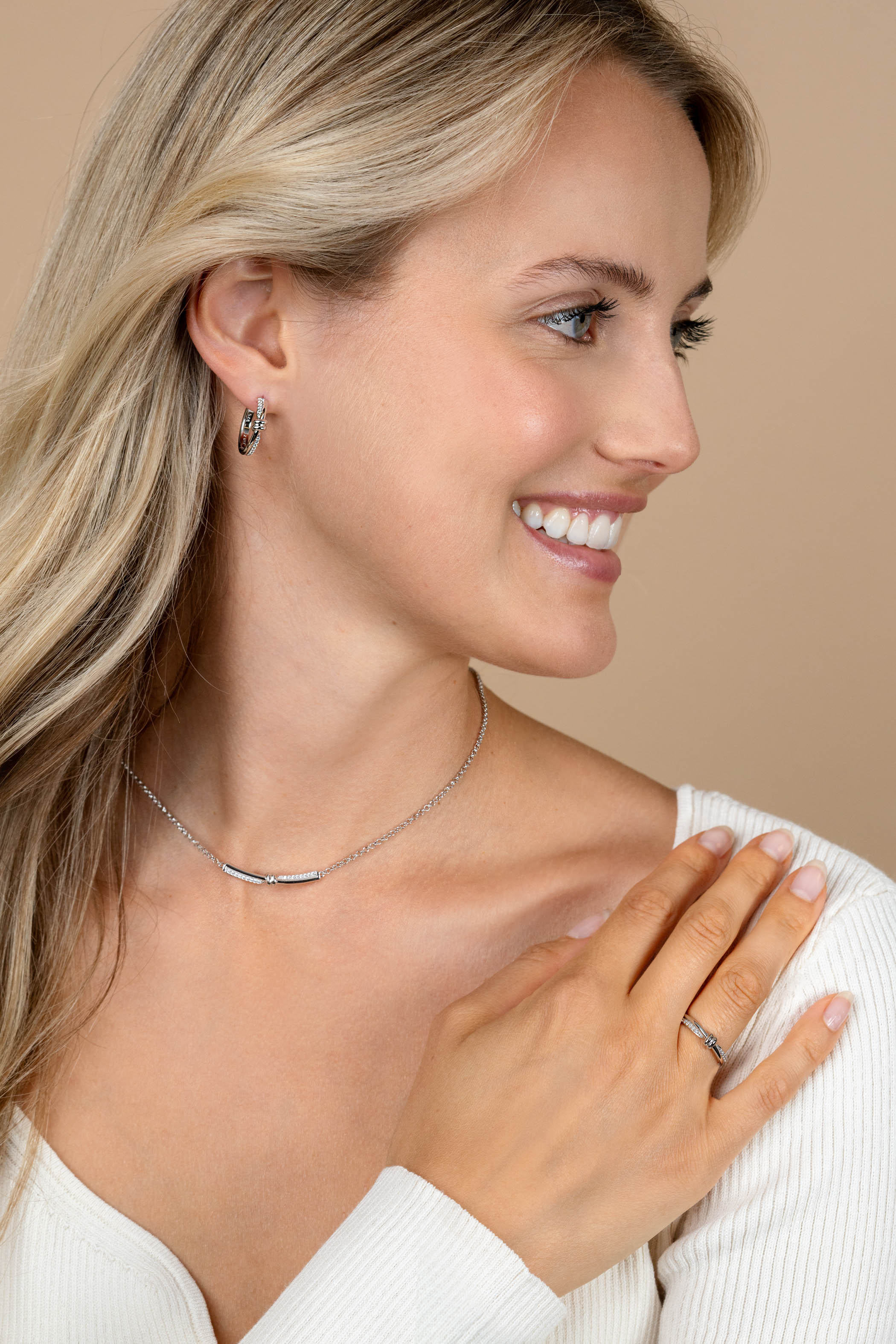 19mm ZINZI silver hoop earrings with playful twist and knot. Luxury clasp ZIO2680