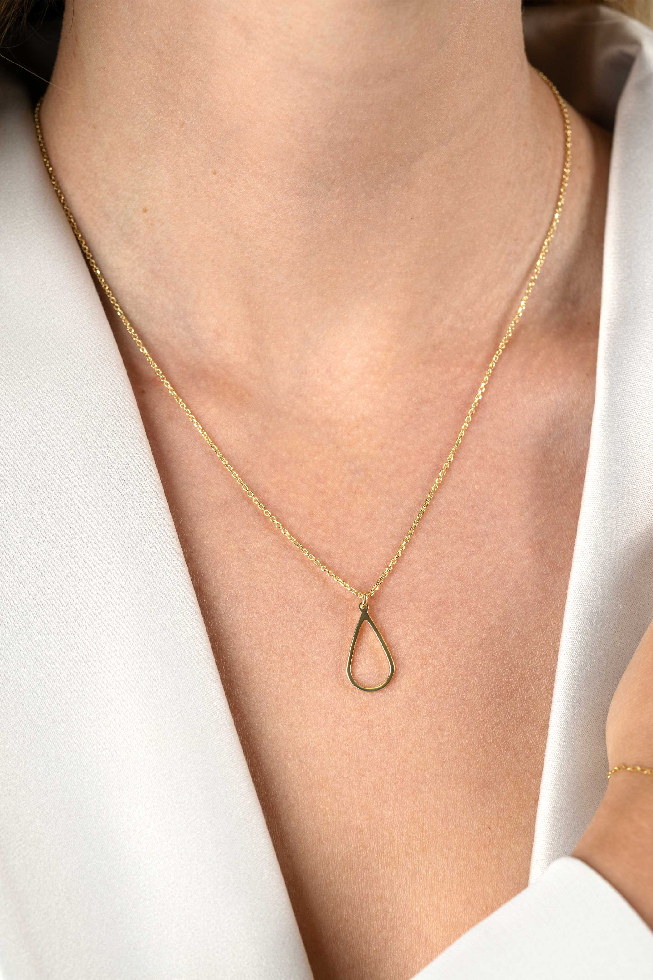 ZINZI gold plated silver jasseron necklace with open teardrop-shaped pendant (10mm) 42-45cm ZIC2635