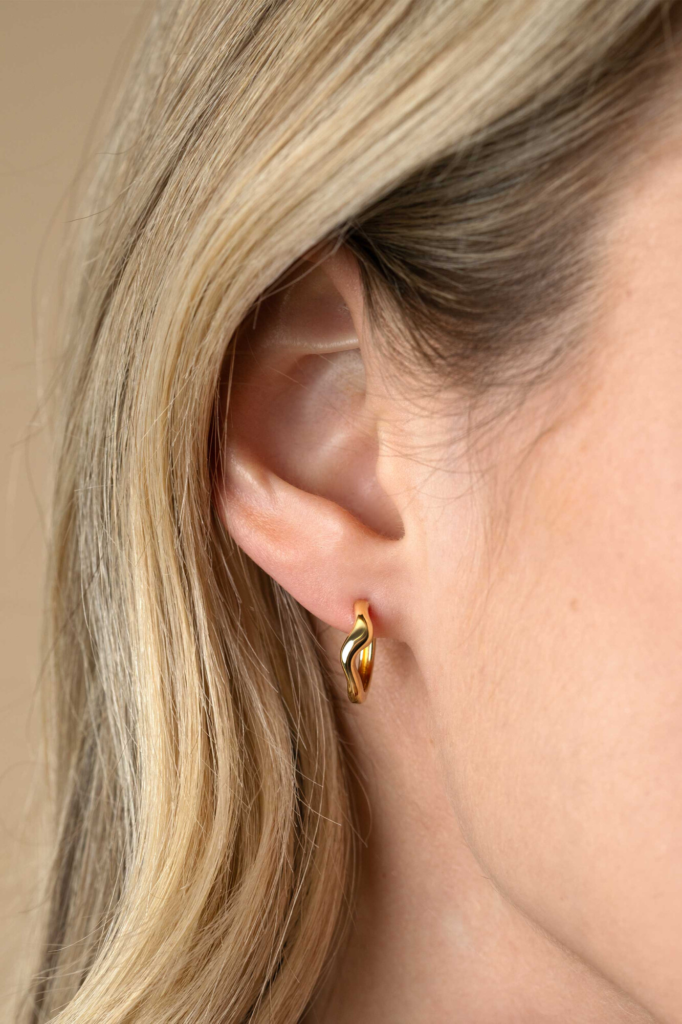 15mm ZINZI gold plated silver hoops organically shaped with luxury hinge closure ZIO2627G