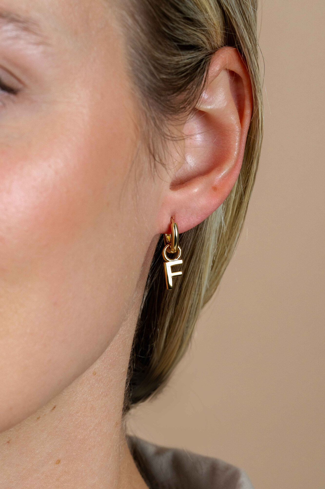 ZINZI Gold Plated Letter Earrings Pendant F price per piece ZICH2145F (excl. hoop earrings)