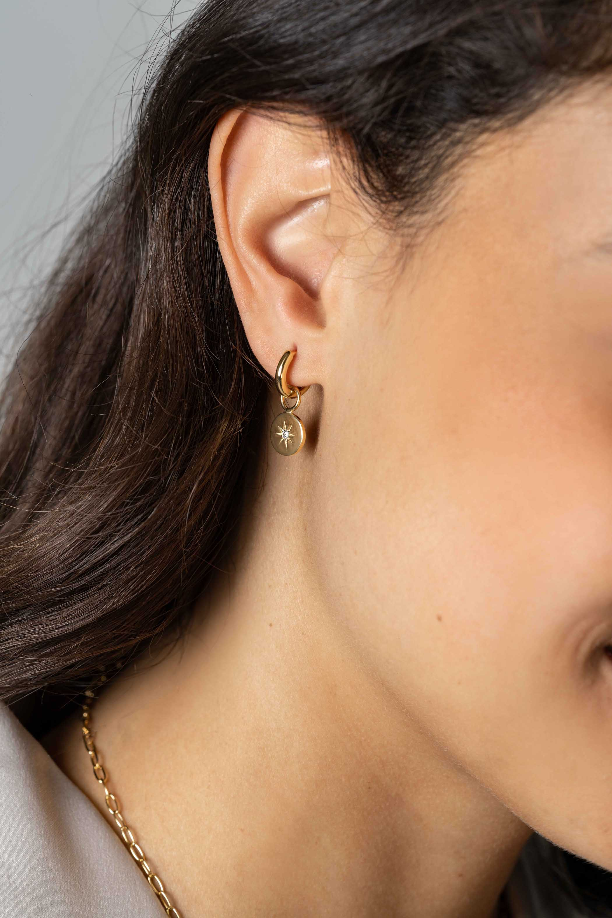 10mm ZINZI Gold Plated Sterling Silver Earrings Pendants Coin with a Sun and White Zirconias ZICH1994G (excl. hoop earrings)