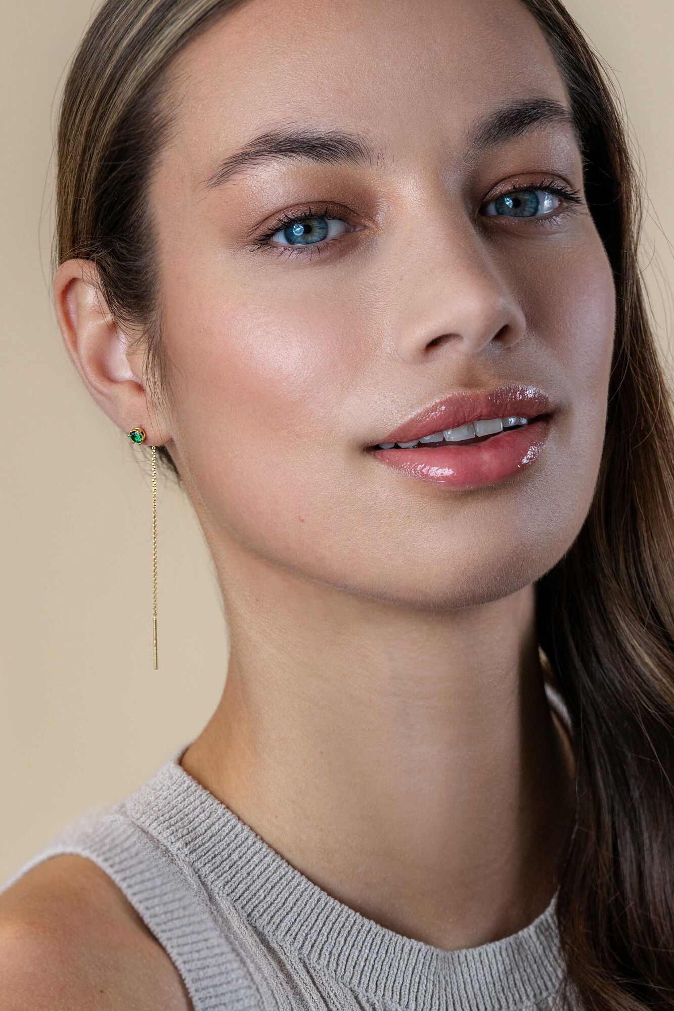 80mm ZINZI gold plated silver threader earrings with 5mm green stone chaton setting and graceful chain ZIO2576GG
