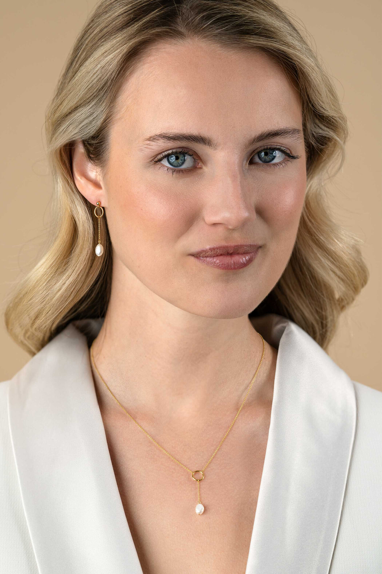 37mm ZINZI gold plated silver stud earrings with open circle and chain with dangling white freshwater pearl in organic shape ZIO2615