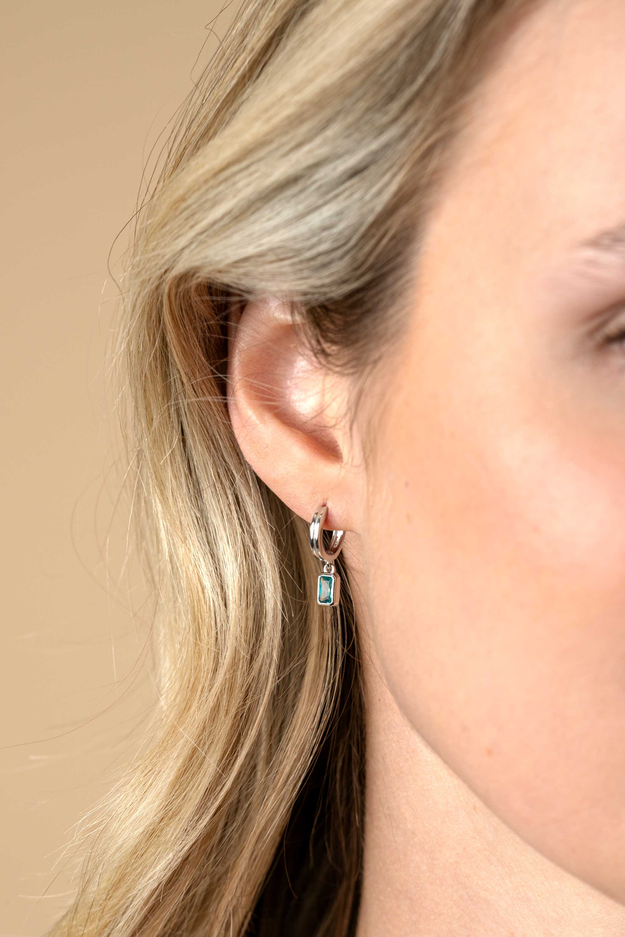 11mm ZINZI silver hoops with dangling rectangular pendants set with petrol blue stones ZIO2614