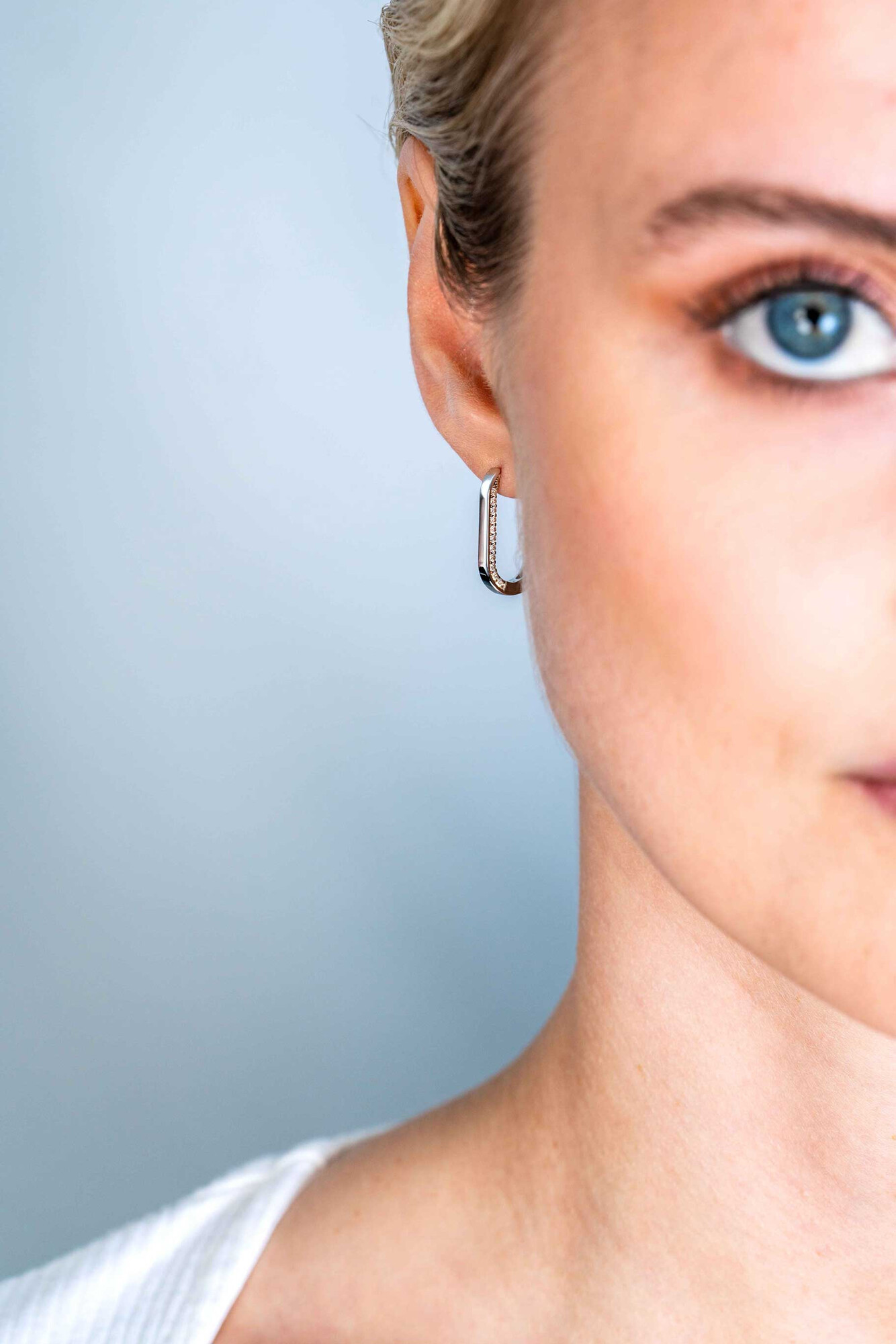 20mm ZINZI Sterling Silver Hoop Earrings Oval Shape White Zirconias ZIO2319