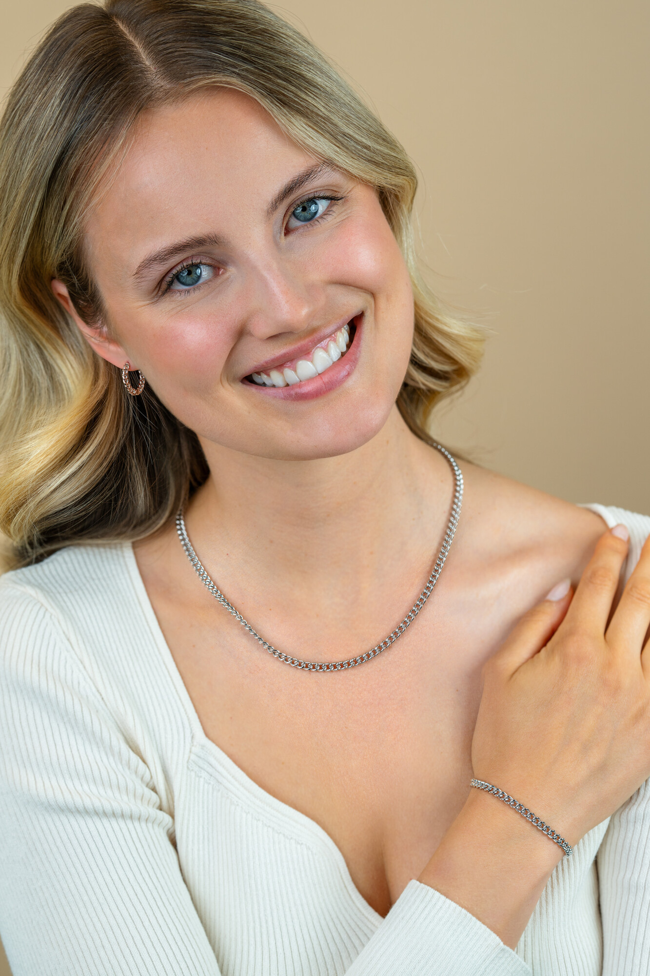 17mm ZINZI Sterling Silver Hoop Earrings Curb Chain from the side width 2mm ZIO1414