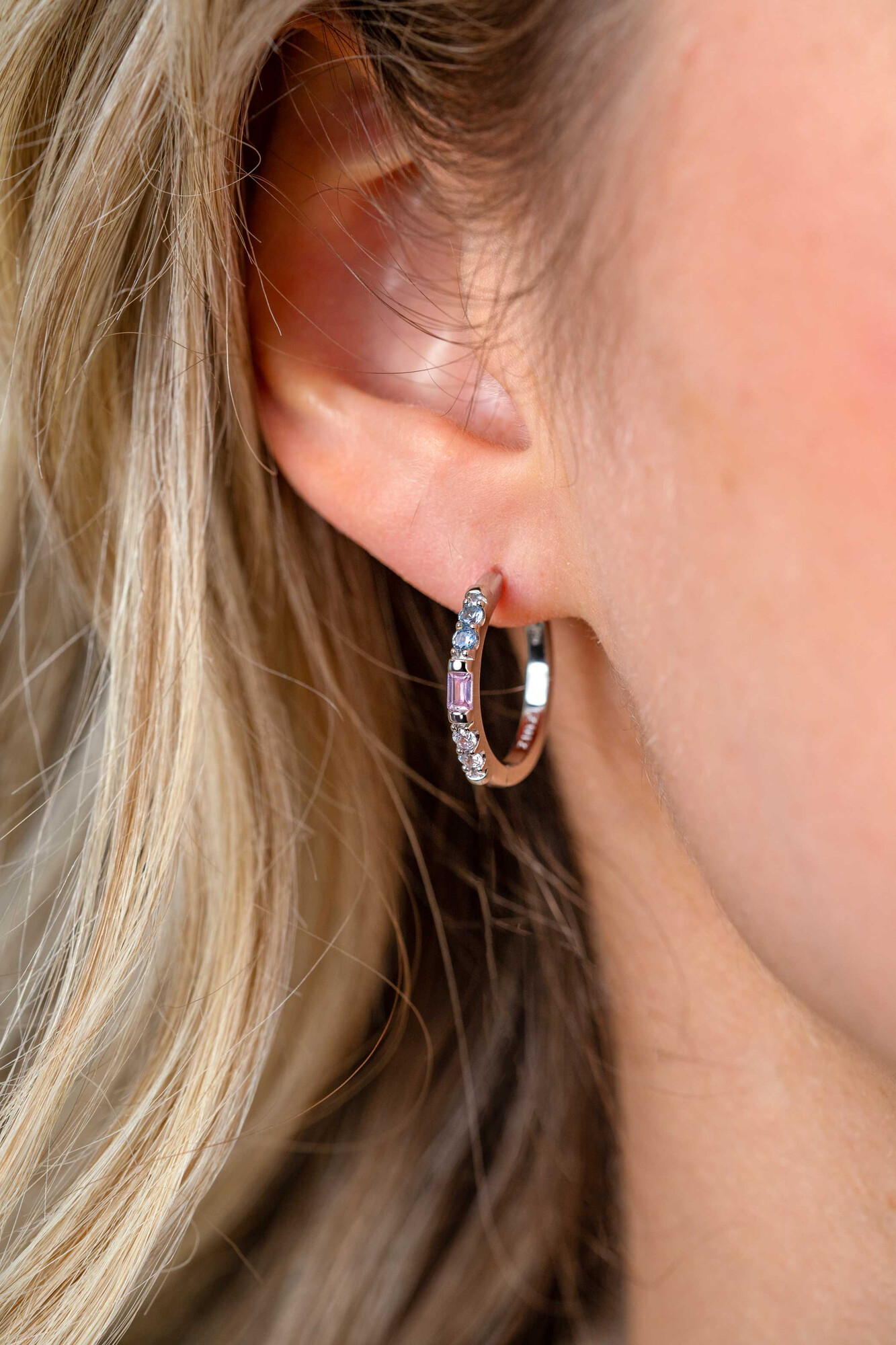 ZINZI zlv. oorringen met roze/blauw/zirc.19x2mm