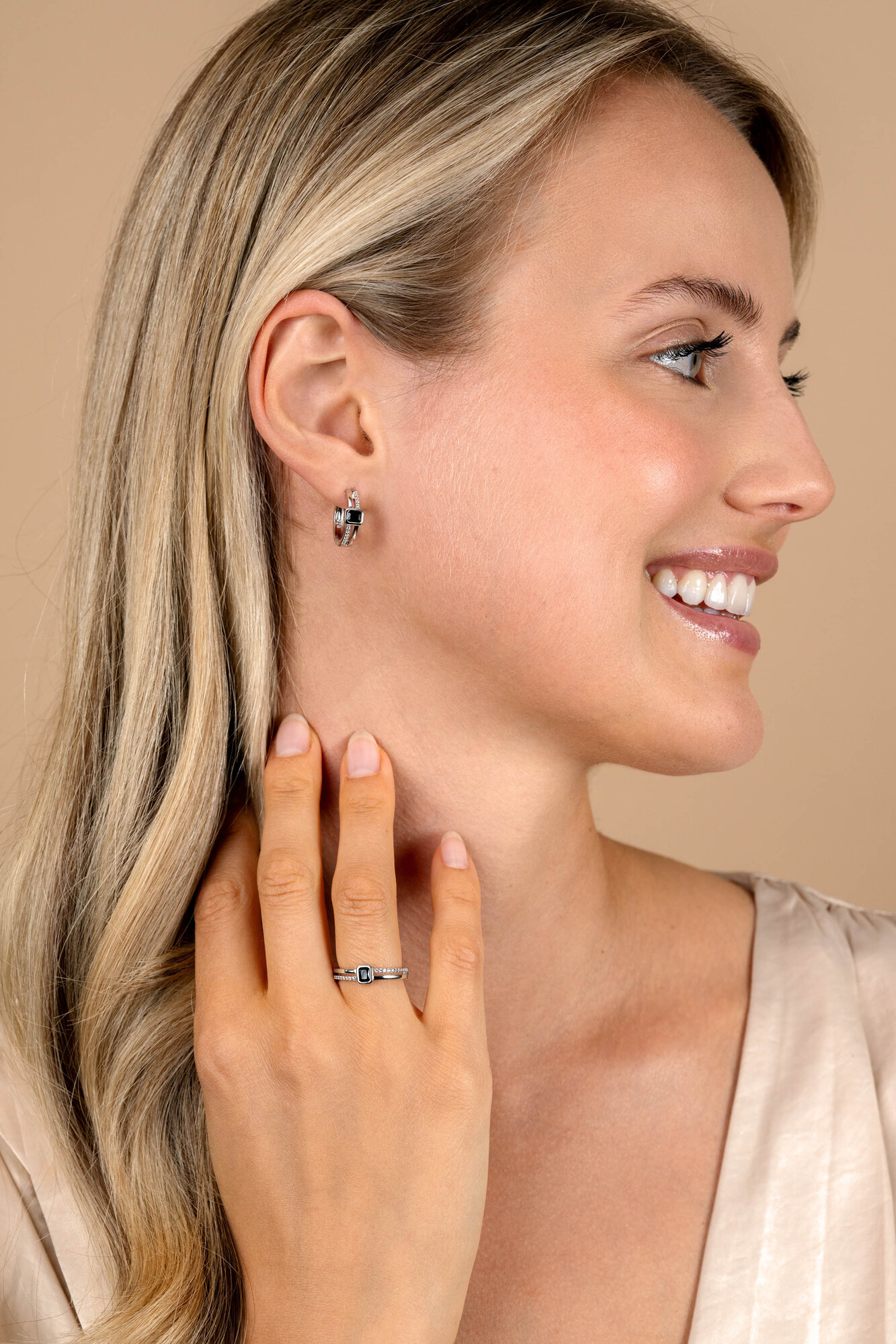 16mm ZINZI silver multi-look hoop earrings with rectangular black cubic zirconia and white cubic zirconia. Luxury clasp ZIO2626Z