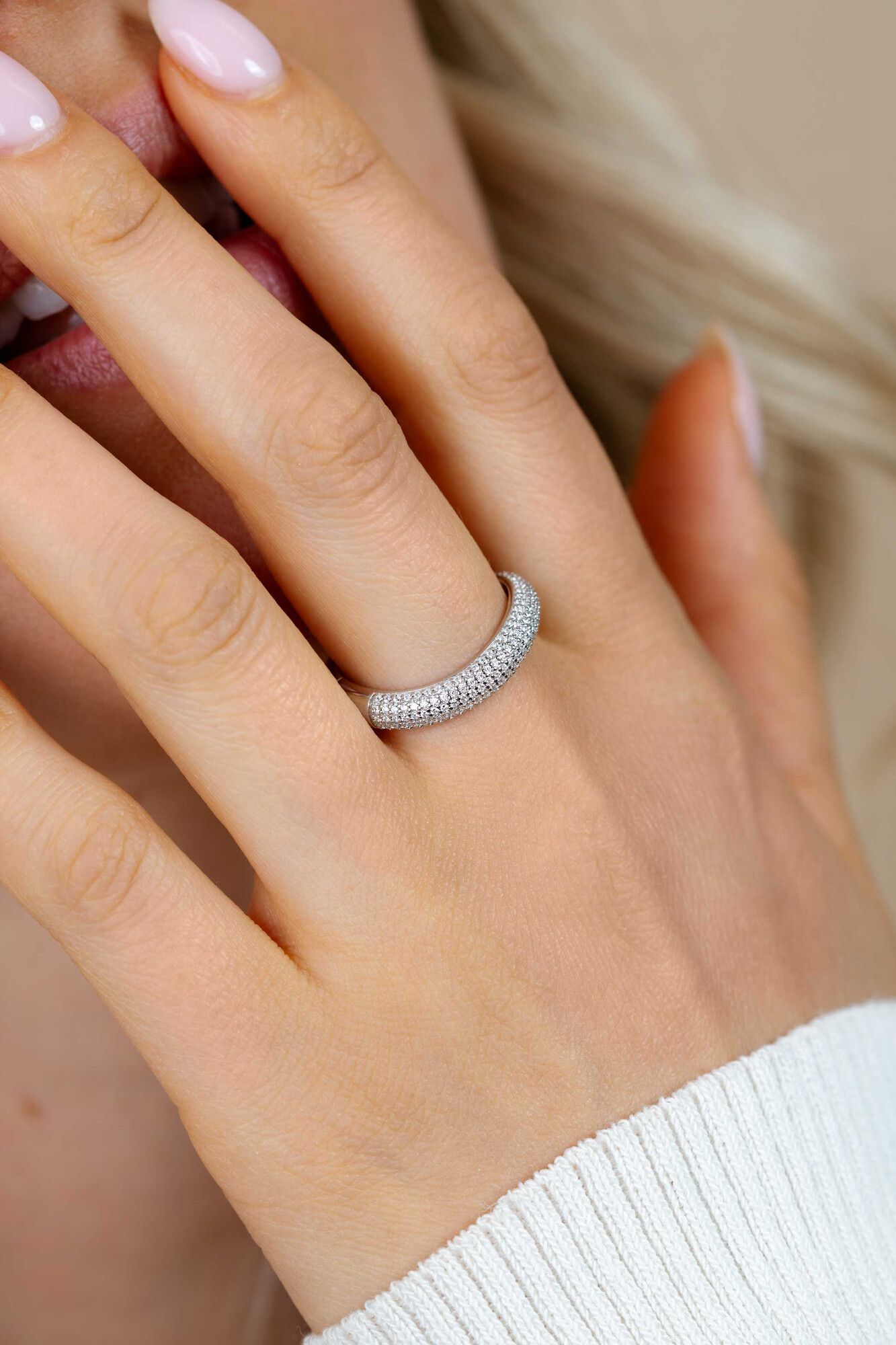 ZINZI zlv. ring golfvorm met zirc. pave gezet mt.62