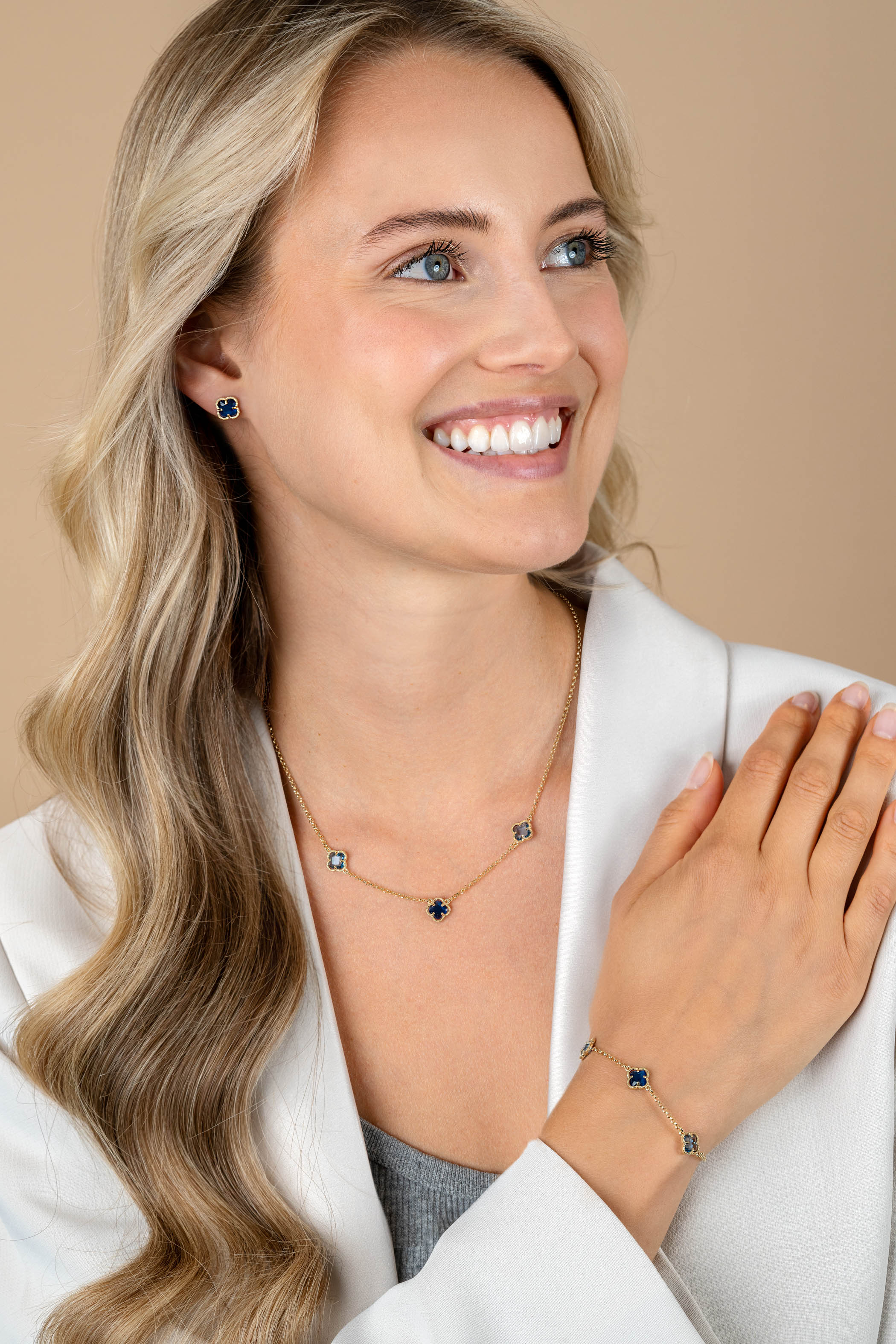 9mm ZINZI gold plated silver stud earrings in clover shape with dark blue gemstone ZIO2662DB