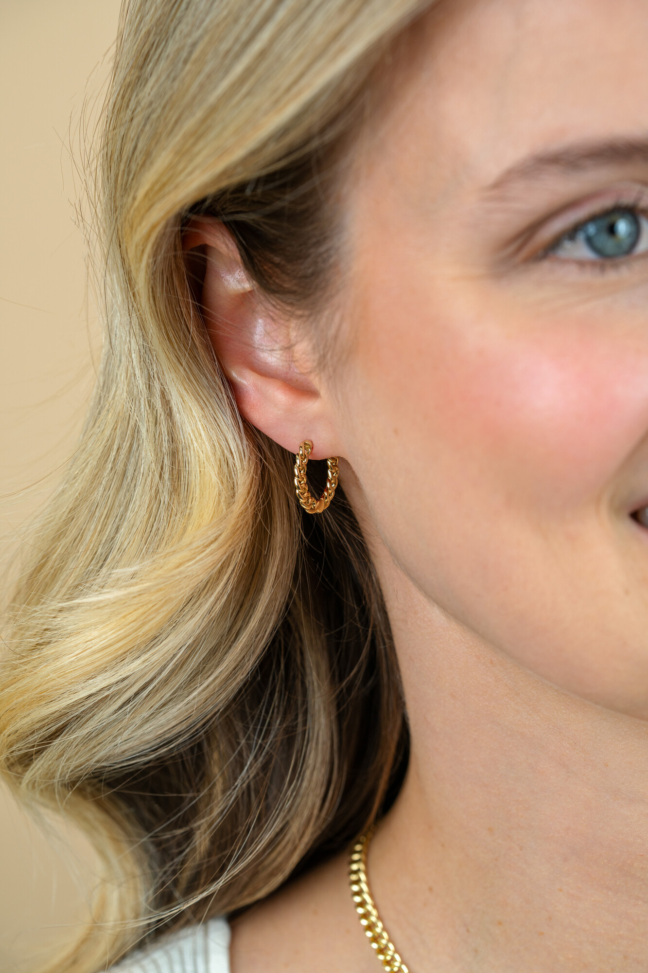 17mm ZINZI Gold Plated Sterling Silver Hoop Earrings Curb Chain from the side width 2mm ZIO1414G