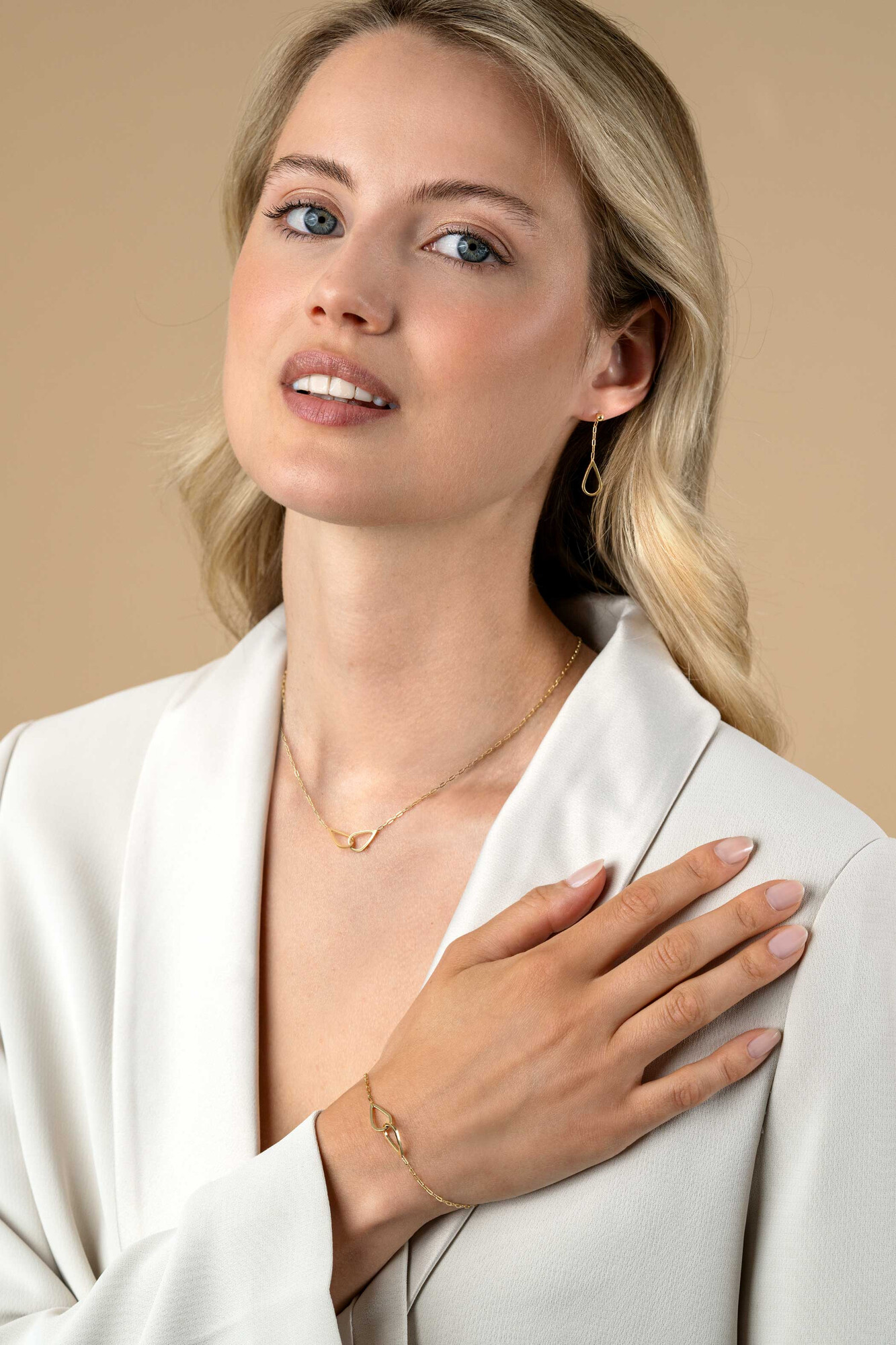 ZINZI gold plated silver bracelet with paperclip links, with two droplet shapes beautifully connected in the middle 17-20cm ZIA2634