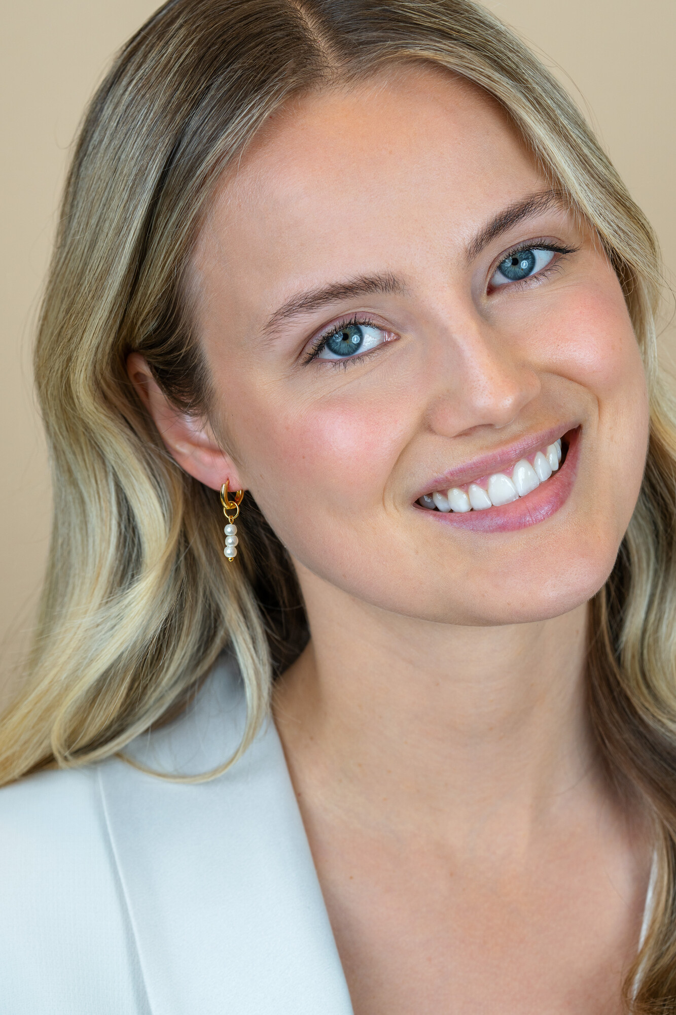 ZINZI zlv. oorbedels geel verguld met 3x witte parel