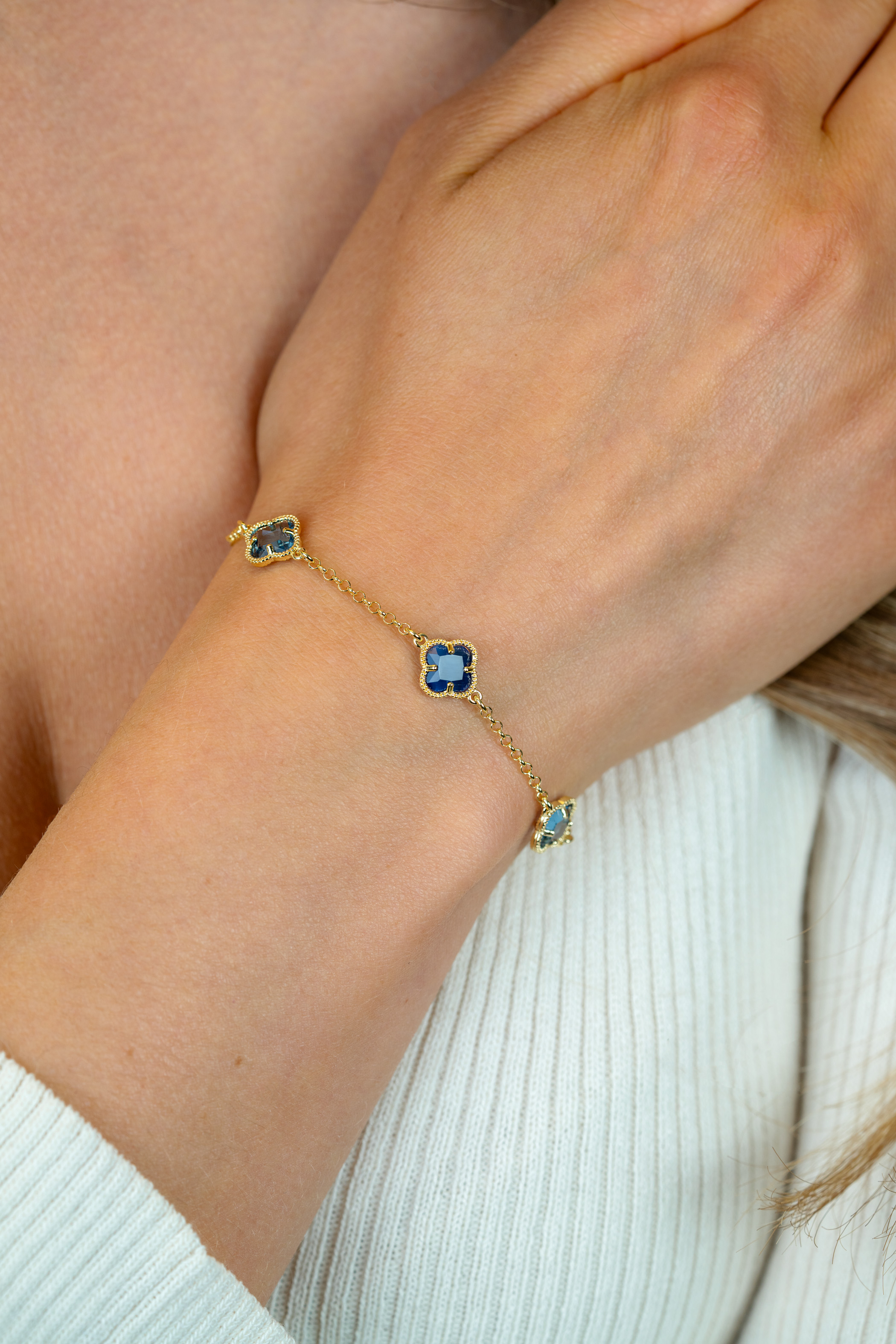 ZINZI gold plated silver link bracelet with two light blue clovers and one dark blue clover in the center 17-20cm ZIA2662B