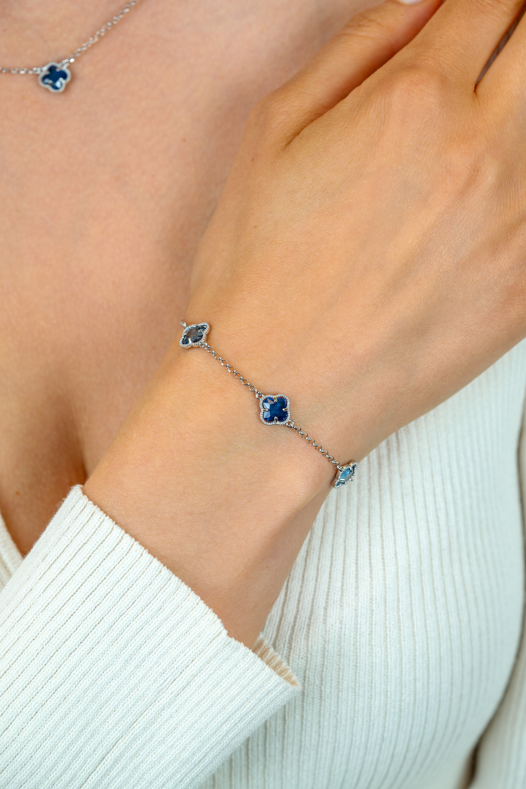 ZINZI silver link bracelet with two light blue clovers and one dark blue clover in the center 17-20cm ZIA2663B