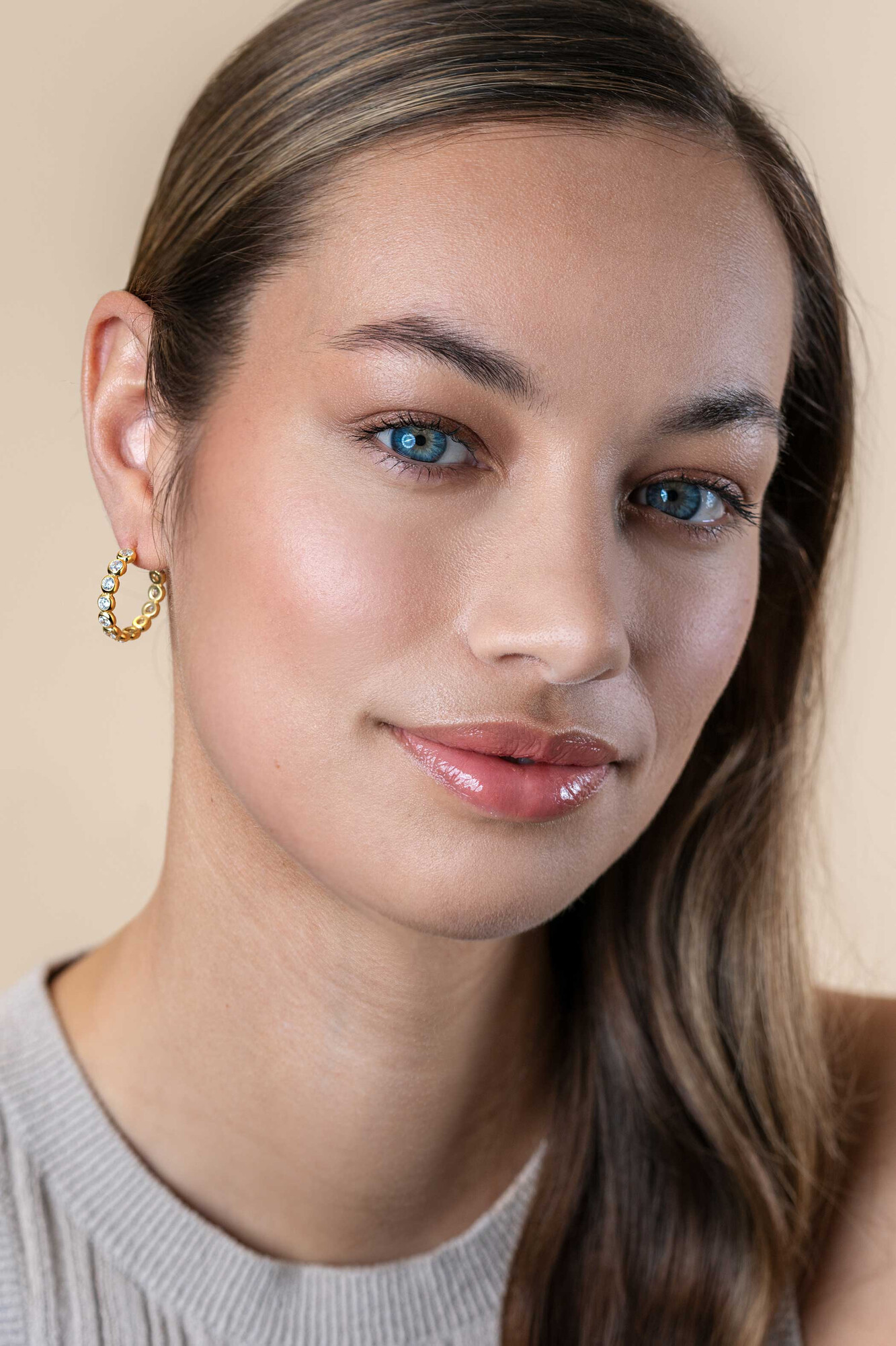 21mm ZINZI gold plated silver half hoop earrings, 4mm tube thickness, set with 12 white zirconias and with butterfly clasp ZIO2573Y
