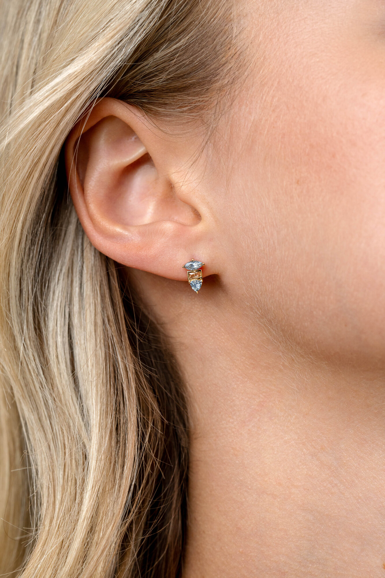 9.5mm ZINZI gold plated silver stud earrings with three different shapes of settings, set with champagne and blue stones ZIO2630BC