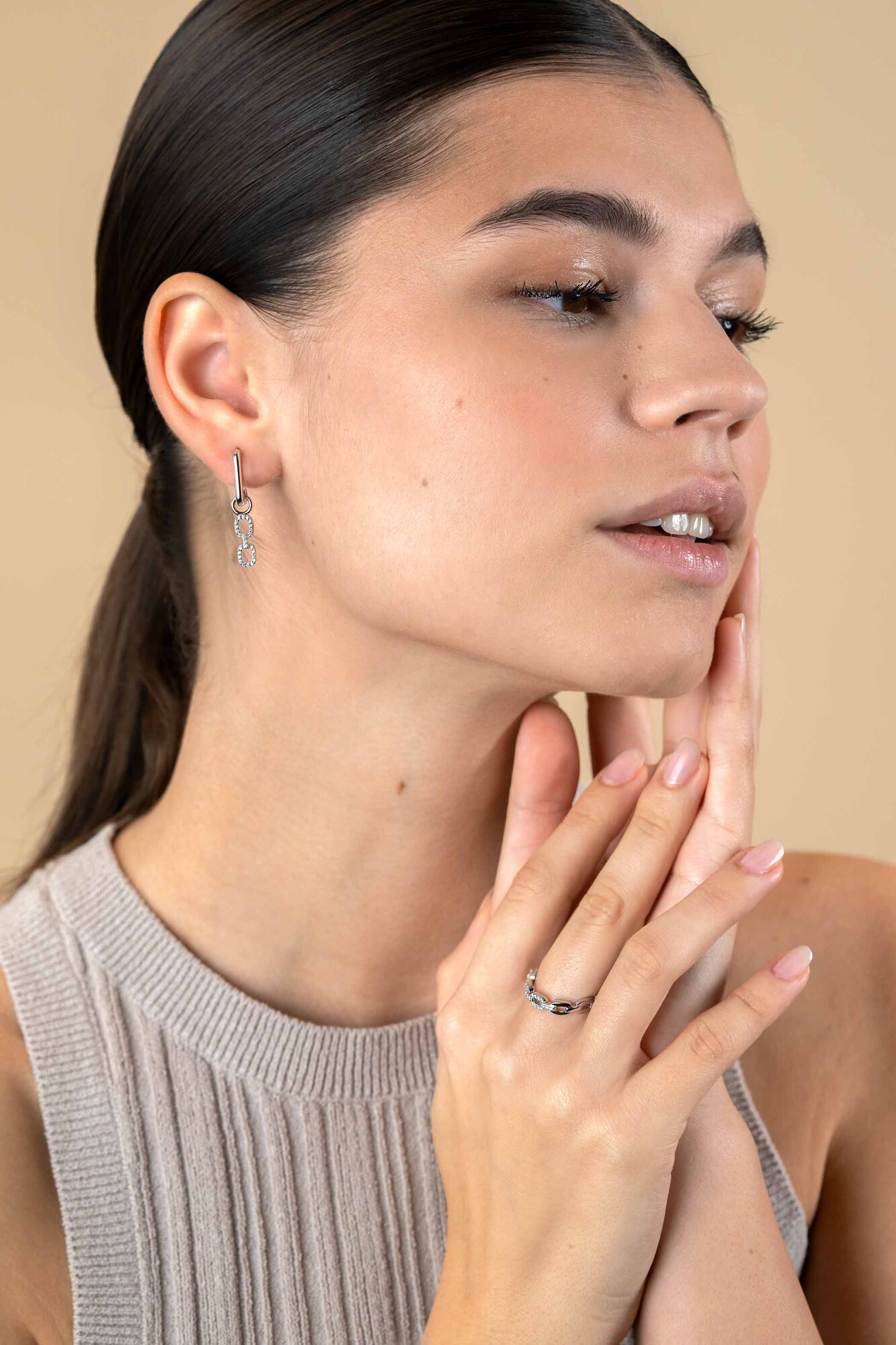 ZINZI Sterling Silver Chain Ring with Trendy Oval Chains White Zirconias 4mm width ZIR2552