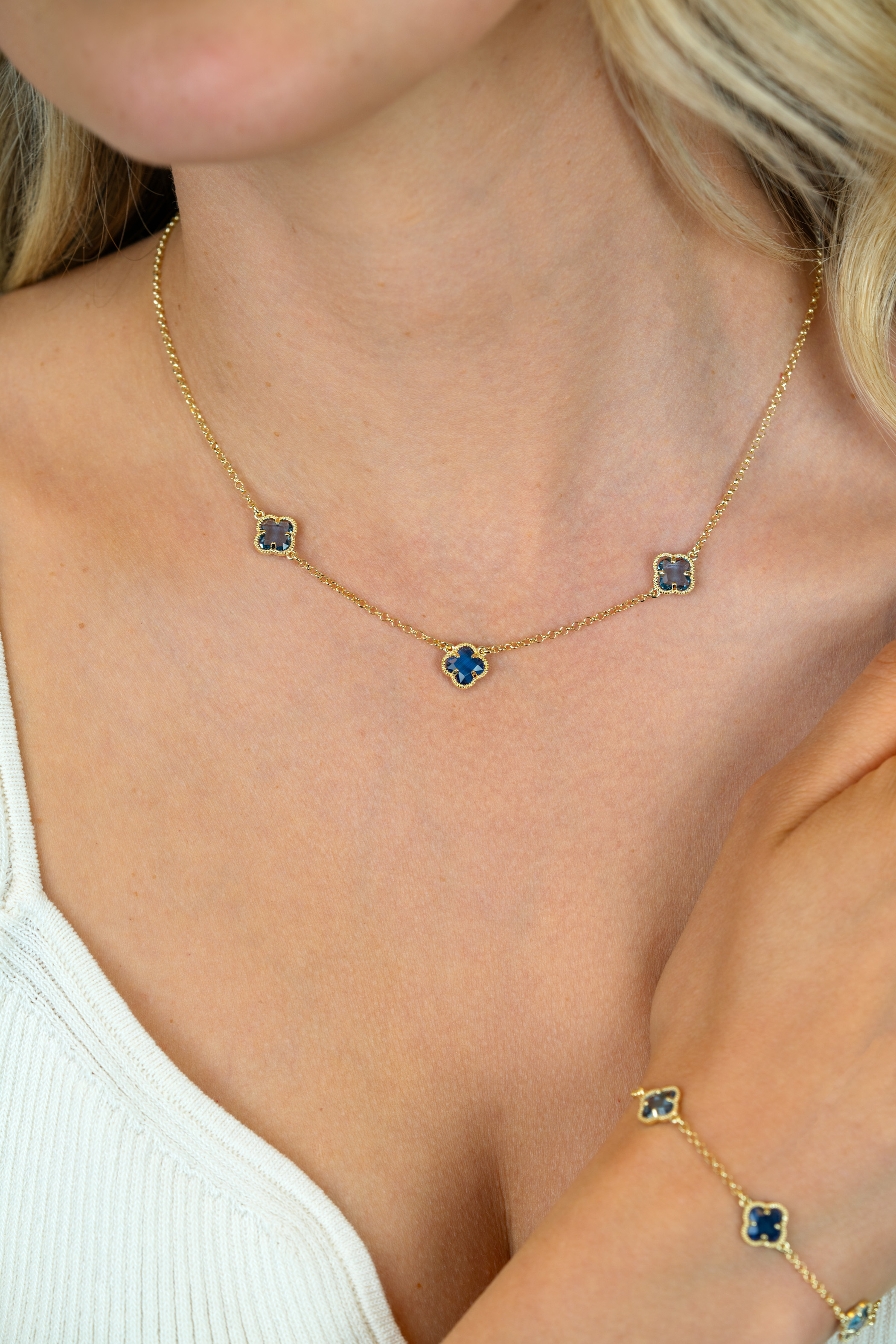 ZINZI gold plated silver link necklace with two light blue clovers and one dark blue clover 42-45cm ZIC2662B