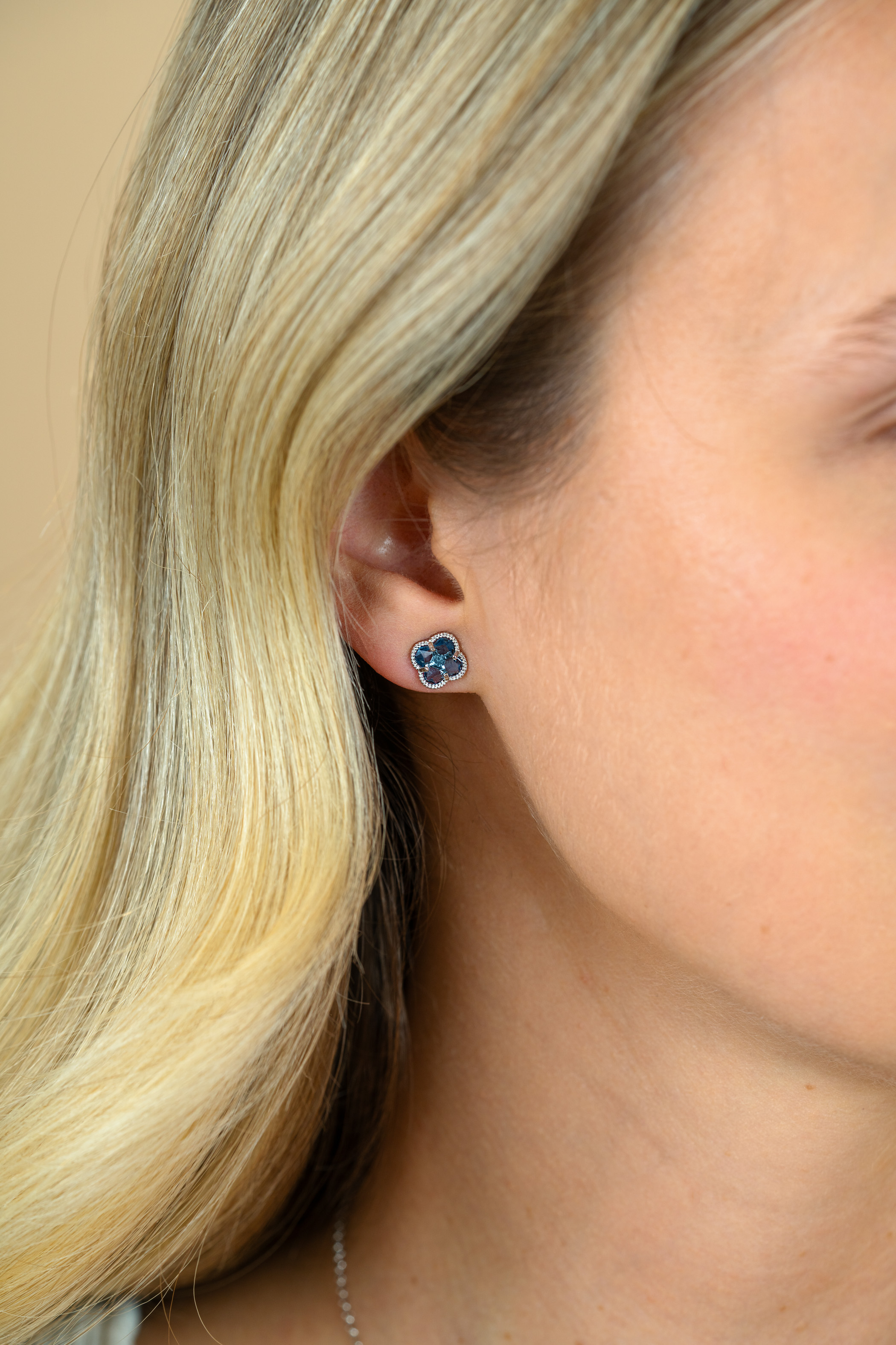 9mm ZINZI silver stud earrings in clover shape with light blue cubic zirconia ZIO2663B