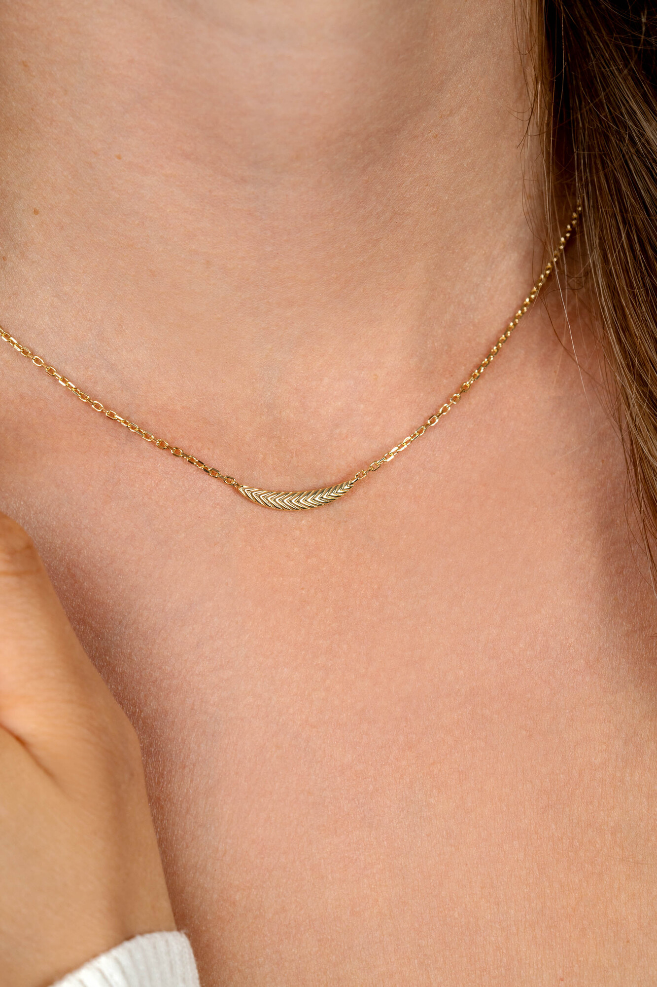 ZINZI gold plated silver link chain with large feather. The feather symbolises spreading your wings and freedom. 40-45cm ZIC2644G