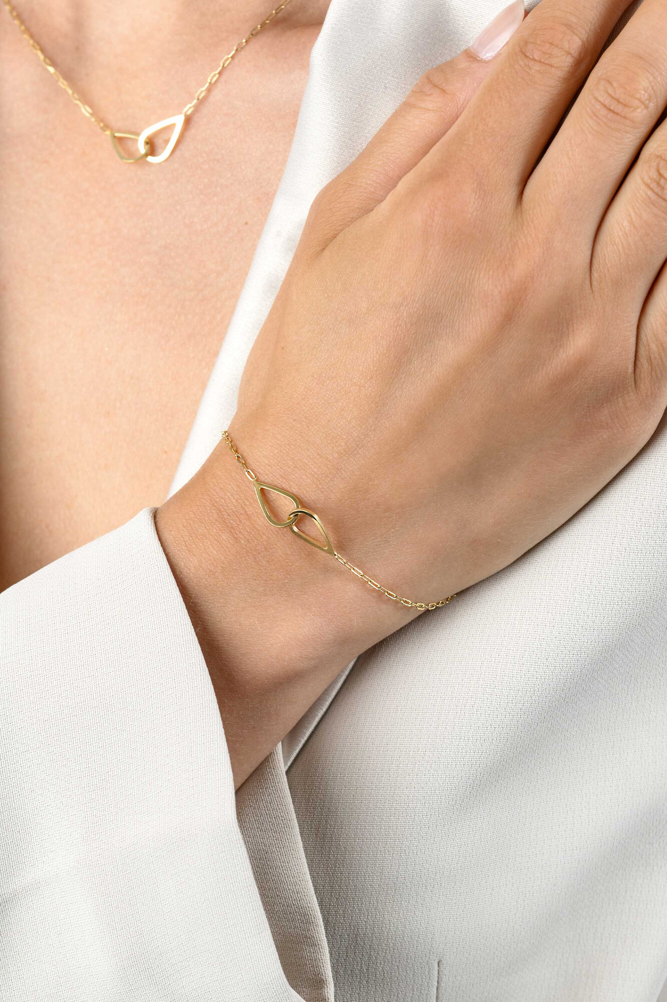 ZINZI gold plated silver bracelet with paperclip links, with two droplet shapes beautifully connected in the middle 17-20cm ZIA2634