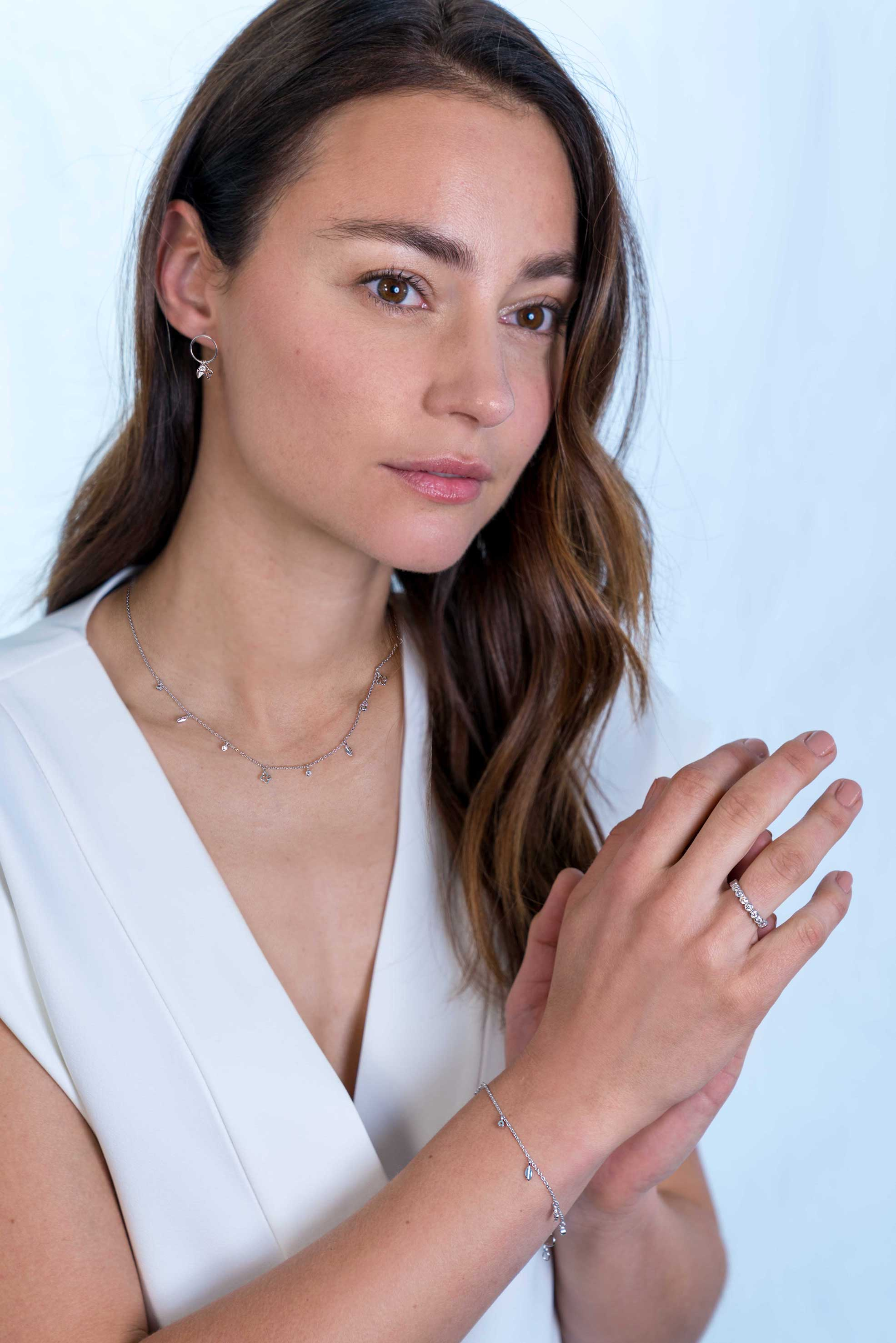 ZINZI Sterling Silver Earrings Open Circle with 3 Fantasy Charms Clover, White Zirconia and Leaf ZIO1875