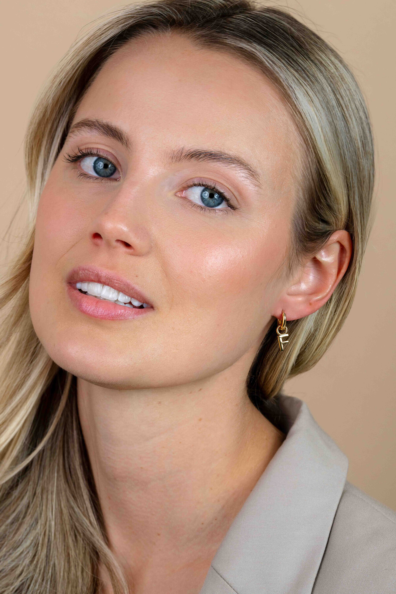ZINZI Gold Plated Letter Earrings Pendant F price per piece ZICH2145F (excl. hoop earrings)