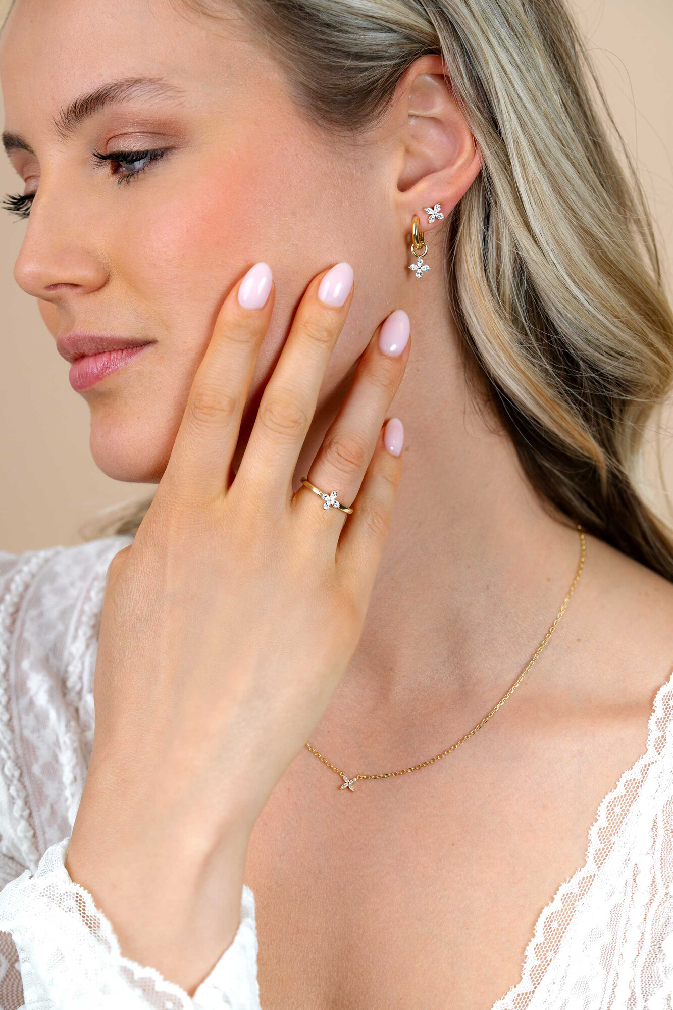 7.5mm ZINZI gold plated silver stud earrings with flower set with four teardrop-shaped white zirconia ZIO2624