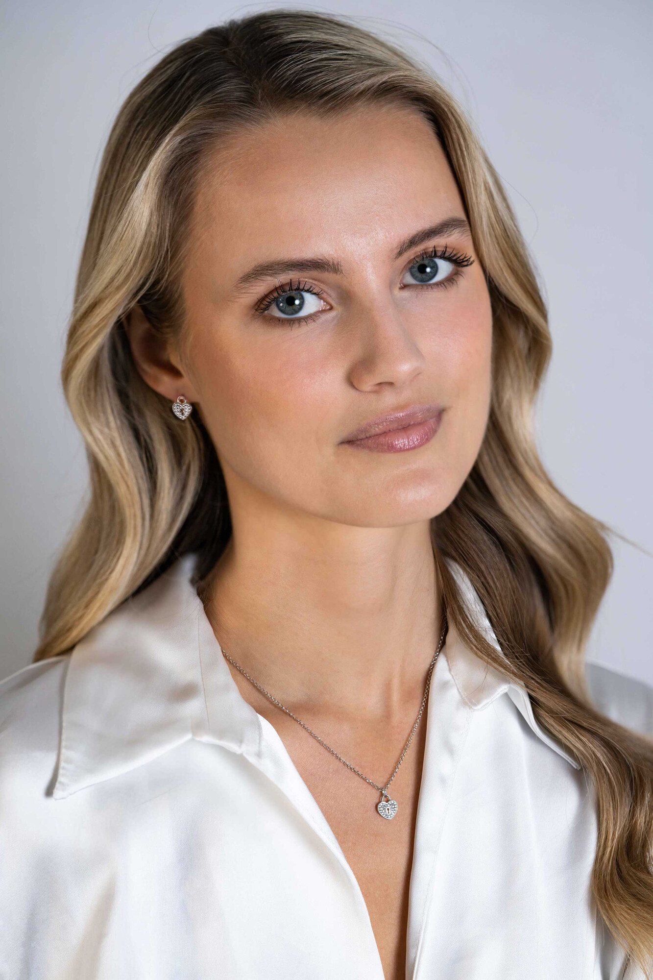 10mm ZINZI Sterling Silver Stud Earrings Heart with Keyhole and White Zirconias ZIO2400