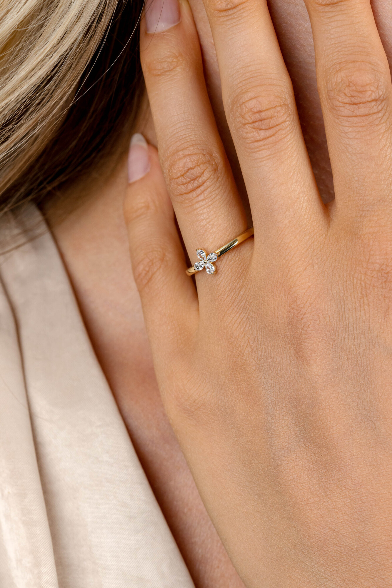 ZINZI gold plated silver ring with flower (7.5mm), set with four teardrop-shaped white zirconias ZIR2624