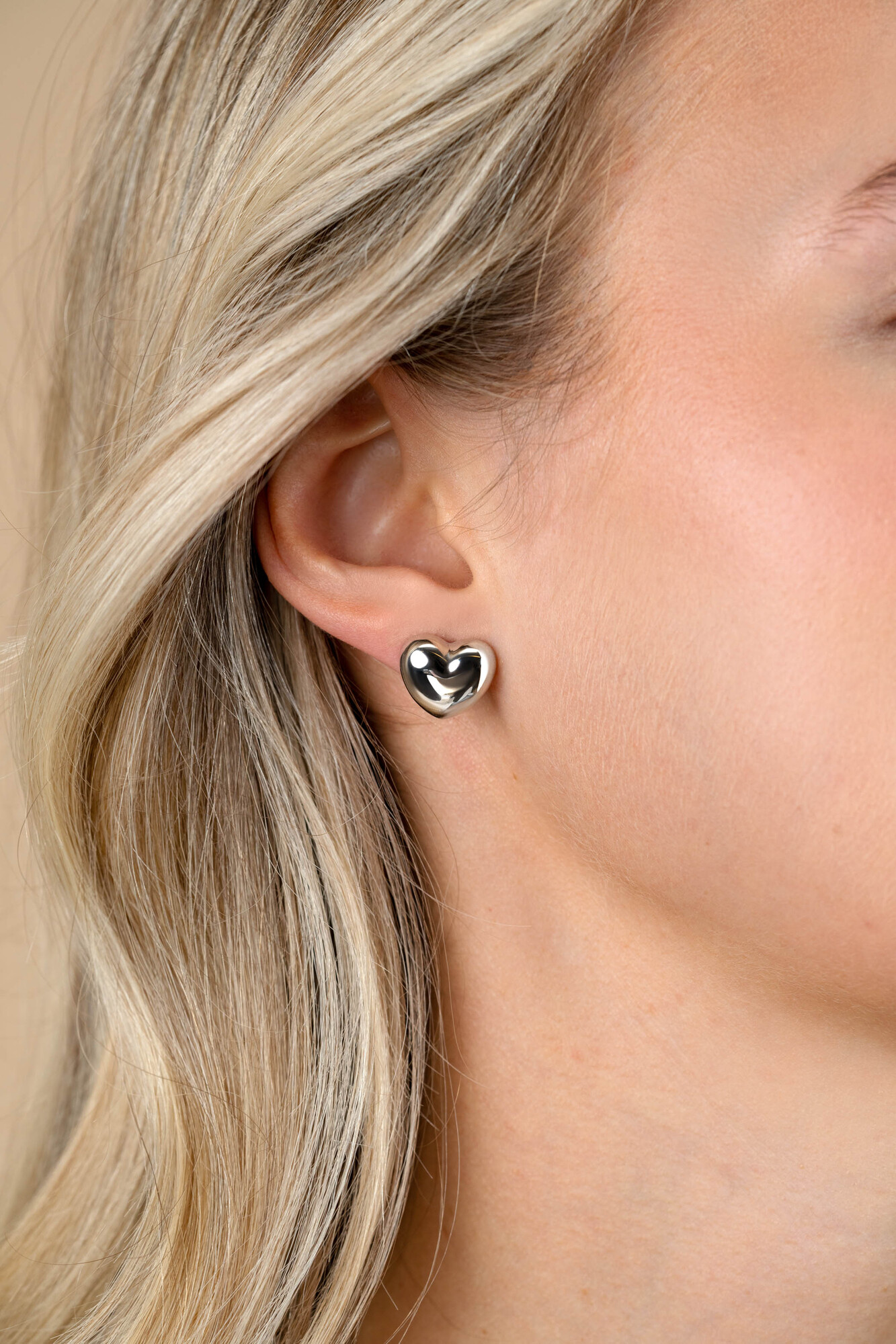 13mm ZINZI silver stud earrings in puffy heart shape ZIO2672