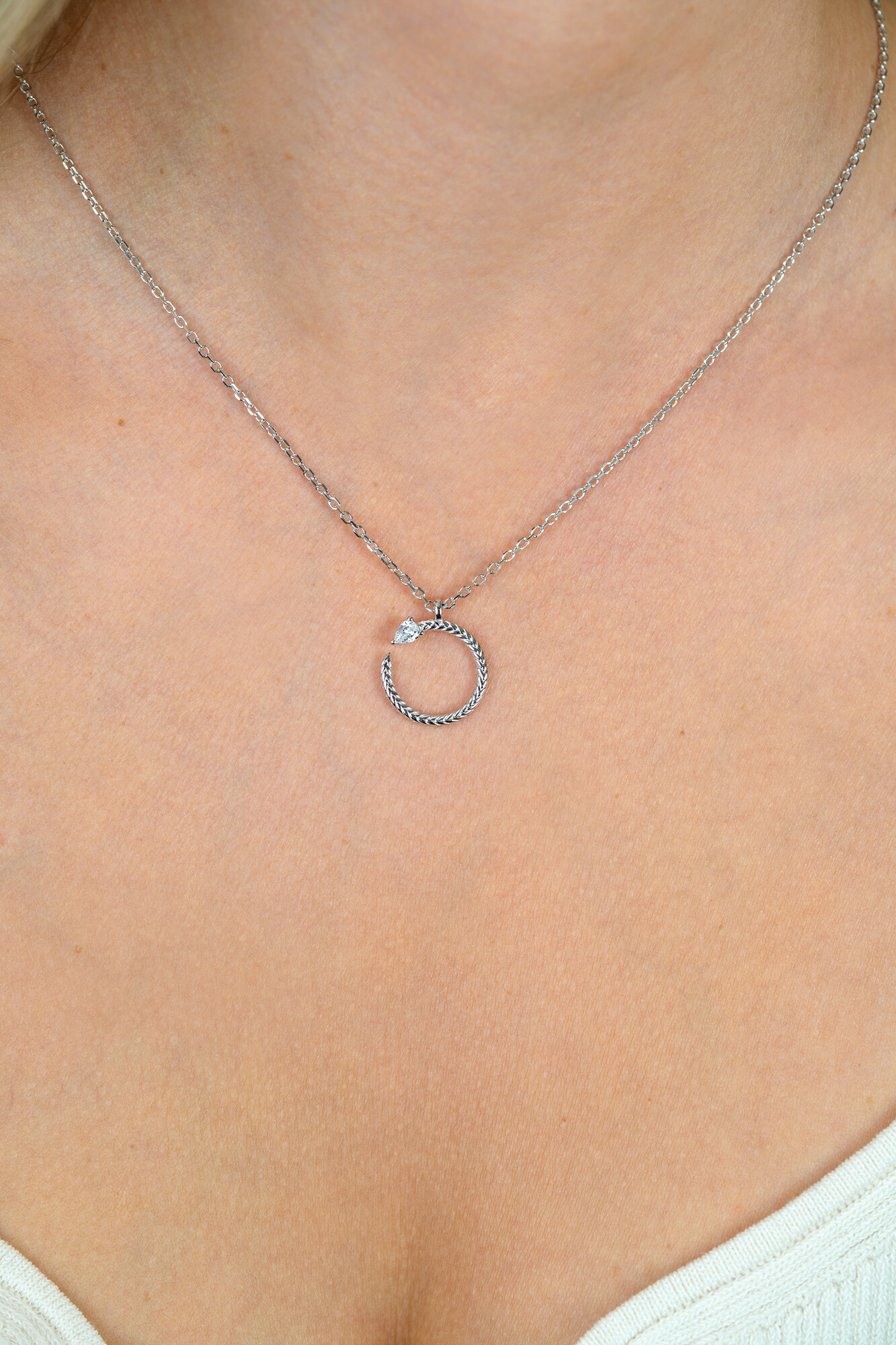 ZINZI zlv. collier met open ronde slanghanger zirc.