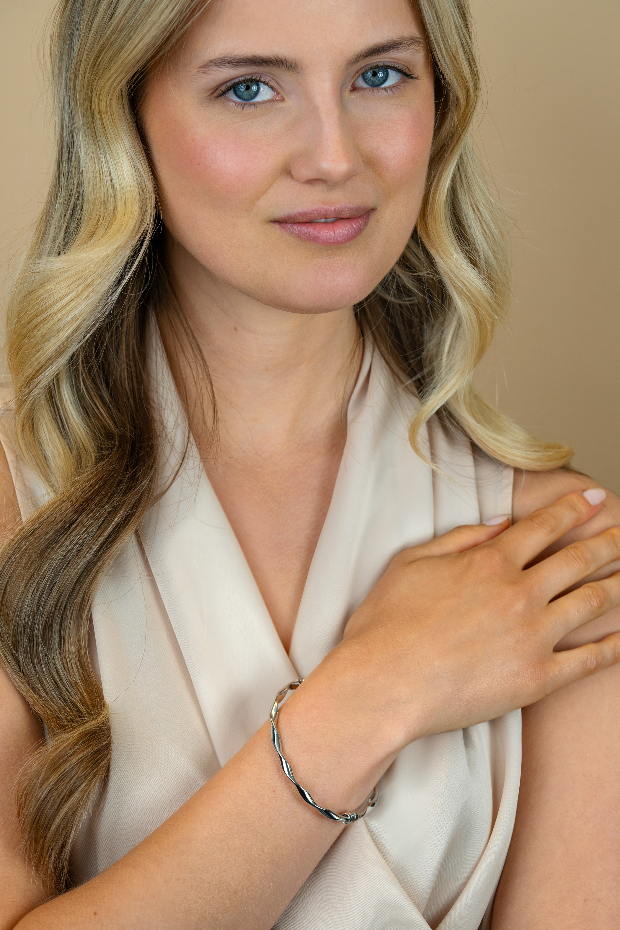 ZINZI zlv. bangle armband gedraaid 4mm