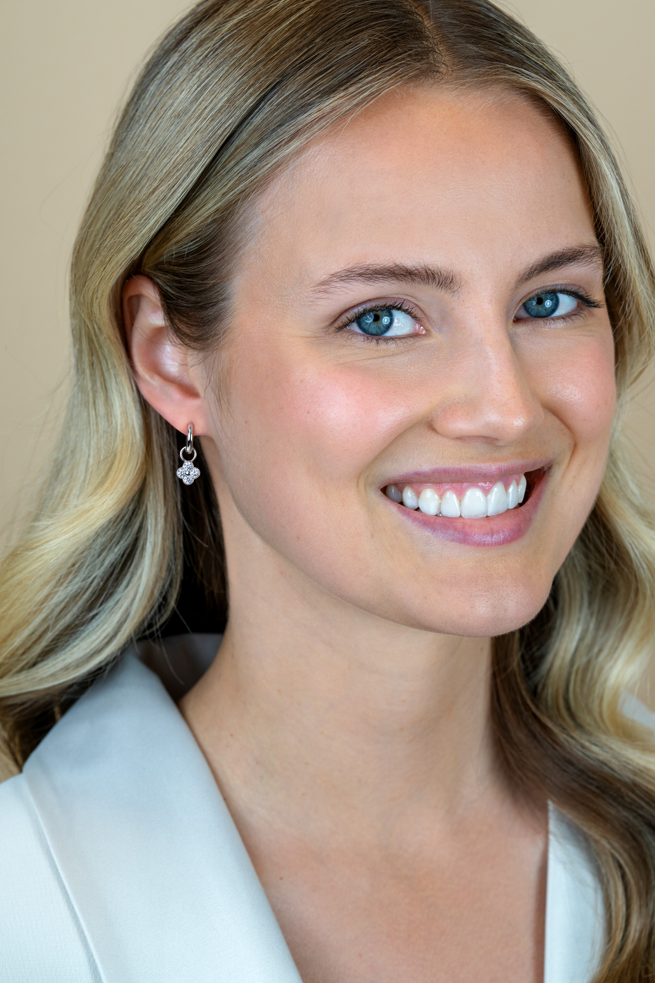 ZINZI zlv. oorbedels klaver met zirconia's