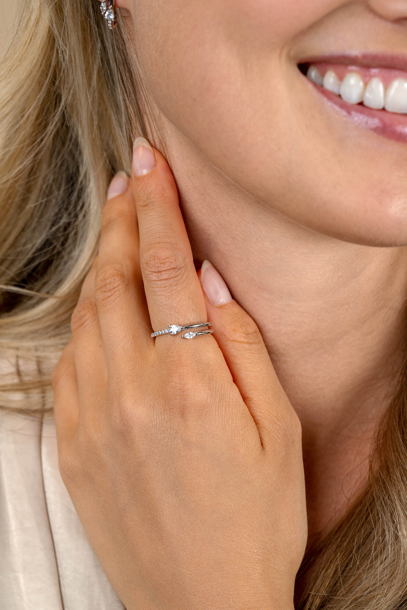 ZINZI silver multi-look ring (4mm wide) with pear-shaped and oval white zirconia ZIR2689