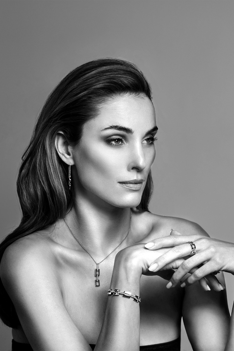 18mm Mart Visser by ZINZI silver hoop earrings, organically shaped with luxury hinge closure, adorned with white zirconia, MVO26