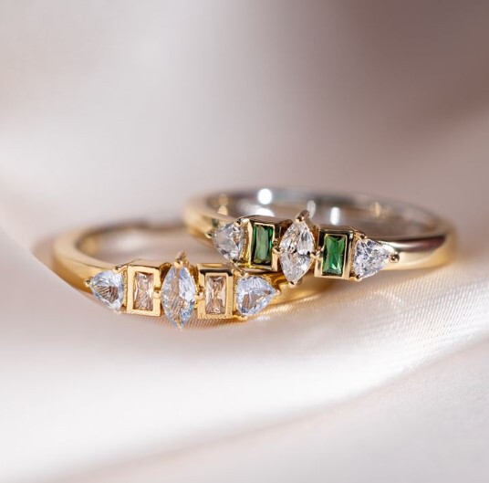 ZINZI gold plated silver ring with pear, rectangular and triangular settings set with white and green gemstones ZIR2630G