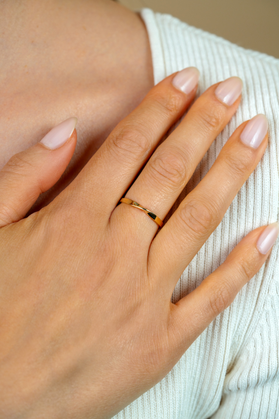 ZINZI Gold 14 ct gold smooth stacking ring with a twisted tube ZGR525