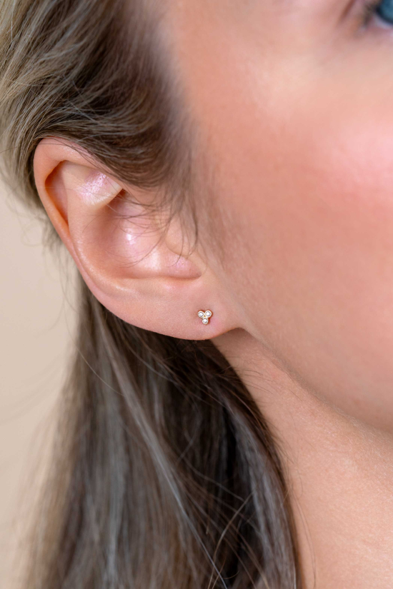 3mm ZINZI 14K Gold Stud Earrings Triangle 3 White Zirconias ZGO412