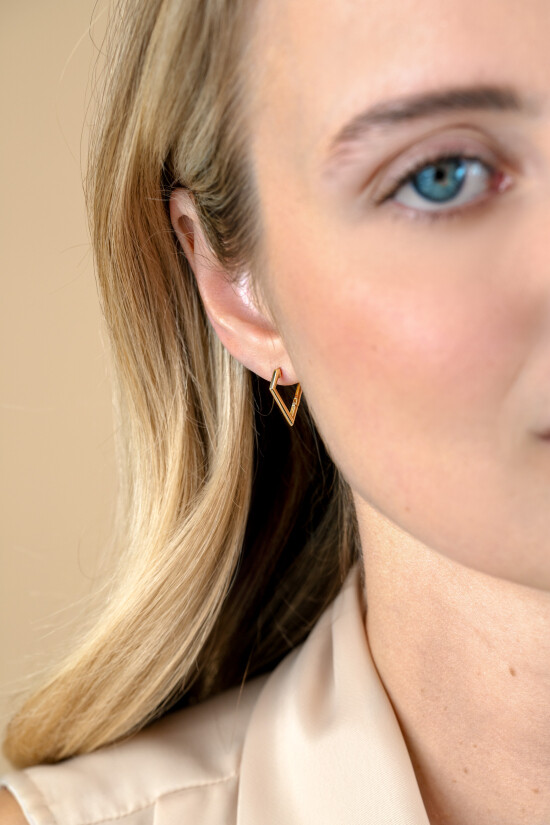 16mm ZINZI Gold 14 ct gold hoop earrings in a diamond shape with a hinged closure 16 x 2mm ZGO526