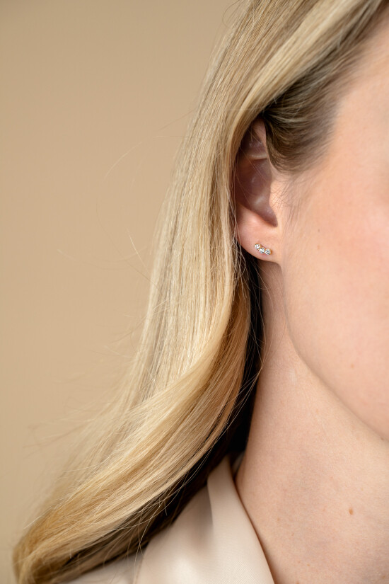 7mm ZINZI Gold 14 ct gold stud earrings with three white cubic zirconias in a row setting ZGO515