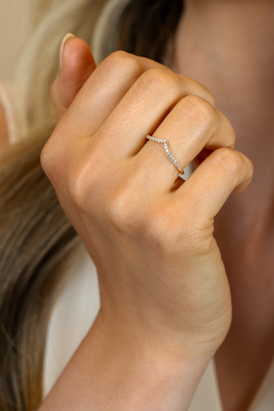 ZINZI 14K Gold V-ring White Zirconias Rail Setting 1,4mm width ZGR374