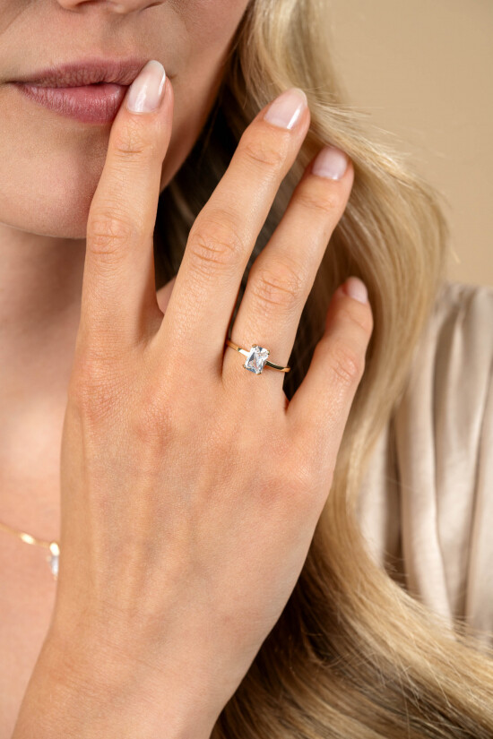 ZINZI Gold 14 ct gold ring set with a rectangular white cubic zirconia in a prong setting ZGR09
