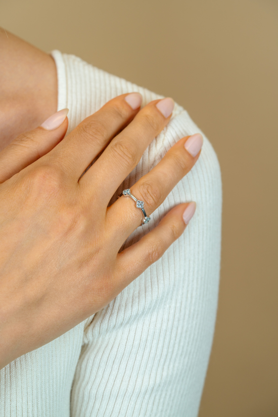 ZINZI zlv. ring met lichtblauwe klavers rondom mt.62