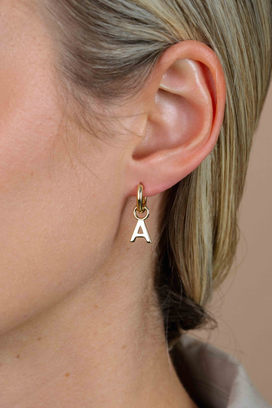 ZINZI Gold Plated Letter Earrings Pendant A price per piece ZICH2145A (excl. hoop earrings)