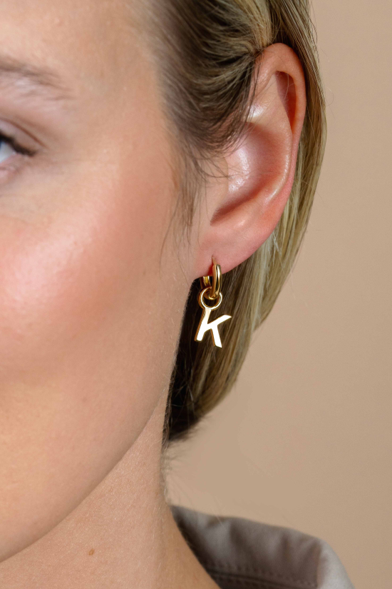 ZINZI Gold Plated Letter Earrings Pendant K price per piece ZICH2145K (excl. hoop earrings)